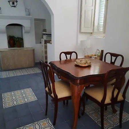 Ermelinda Villa *